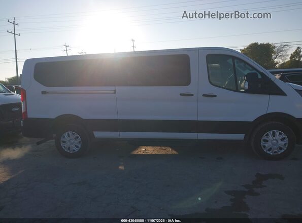 1FBAX2Y80NKA67445 2022 FORD PASSENGER White Vista interior trasera