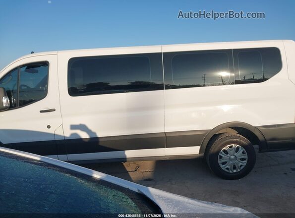 1FBAX2Y80NKA67445 2022 FORD PASSENGER White Vista interior de 360 grados