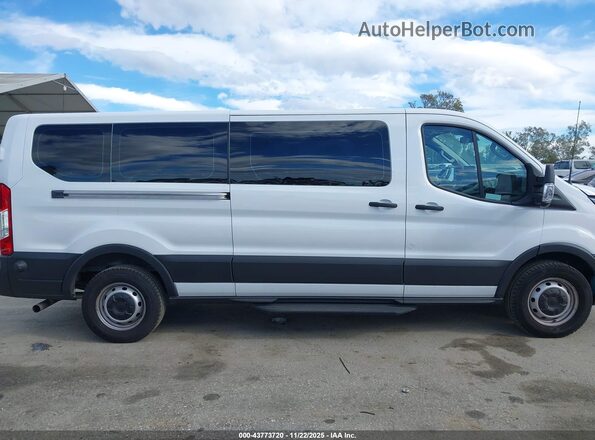 1FBAX2Y82RKA77819 2024 FORD PASSENGER White Widok wnętrza z tyłu