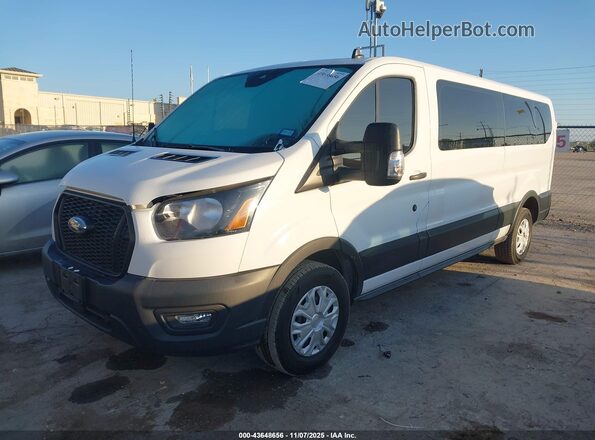 1FBAX2Y86NKA73864 2022 FORD PASSENGER White Vista tres cuartos delantera izquierda