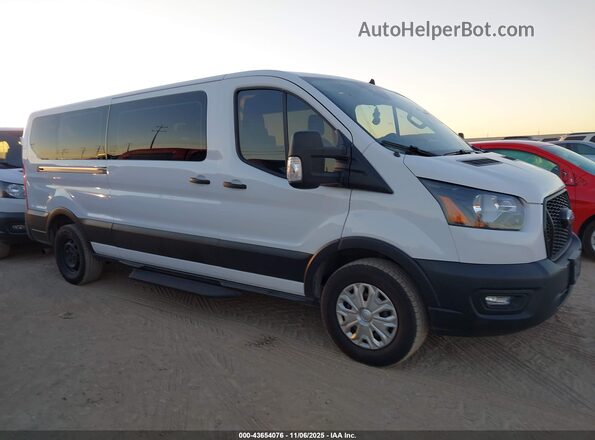 1FBAX2Y88NKA67211 2022 FORD PASSENGER White Vista interior trasera