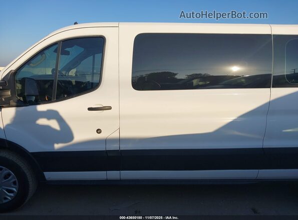 1FBAX2Y88NKA77124 2022 FORD PASSENGER White Панорамний вид салону 360°