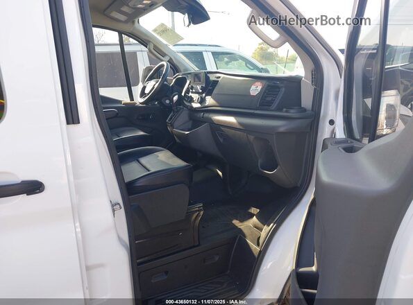 1FBAX2Y8XNKA67257 2022 FORD PASSENGER White Вид салону спереду