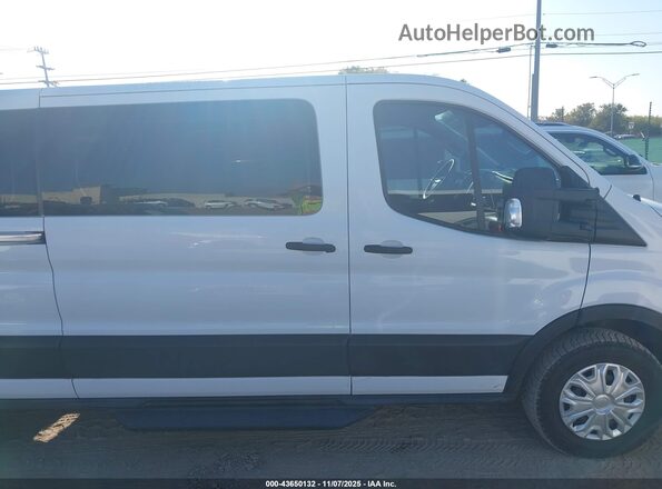 1FBAX2Y8XNKA67257 2022 FORD PASSENGER White Вид задньої частини салону