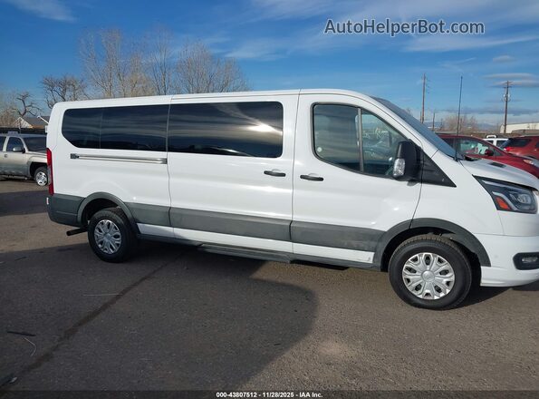 1FBAX2YG5PKA45175 2023 FORD PASSENGER Белый Вид задней части салона