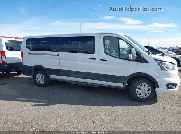 1FBAX2YG7PKA93857 2023 FORD PASSENGER White Widok wnętrza z tyłu