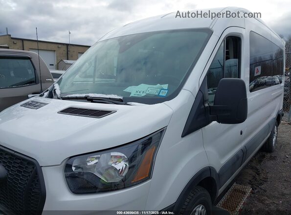 1FDAX2C86RKA04659 2024 FORD PASSENGER White Vista tres cuartos delantera izquierda