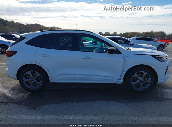 1FMCU0MN2PUA91133 2023 FORD ESCAPE White Widok wnętrza z tyłu