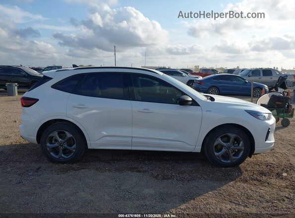 1FMCU0MN7PUB32596 2023 FORD ESCAPE Белый Вид задней части салона