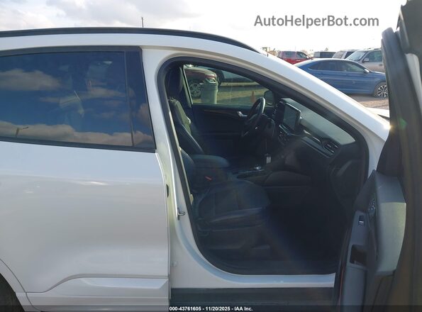 1FMCU0MN7PUB32596 2023 FORD ESCAPE Белый Вид салона спереди