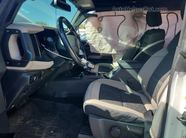 1FMEE5DP5NLB03797 2022 FORD BRONCO White Widok wnętrza z przodu
