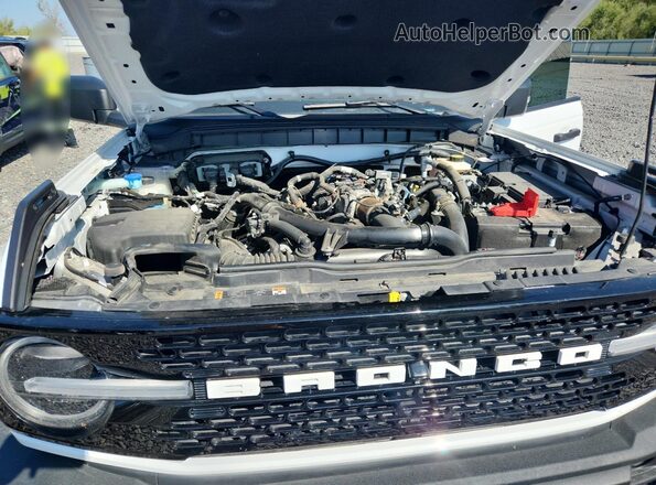 1FMEE5DP5NLB03797 2022 FORD BRONCO White Widok wnętrza z tyłu