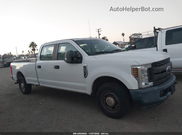 1FT7W2A62JEB98239 2018 FORD F-250 White Vista interior trasera