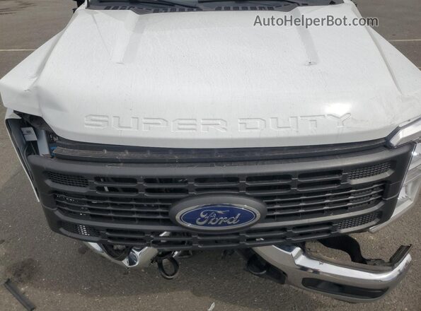 1FTBF2BA9PED18902 2023 FORD F250 White Widok wnętrza z tyłu
