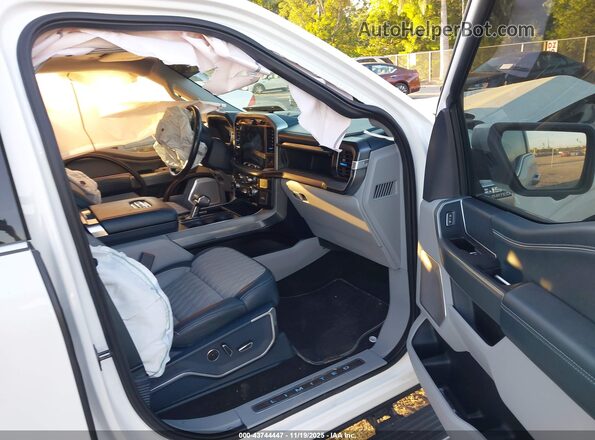 1FTFW1E87NFB47451 2022 FORD F150 White Widok wnętrza z przodu