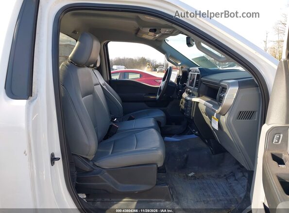 1FTMF1EBXNKE12583 2022 FORD F150 White Вид салону спереду