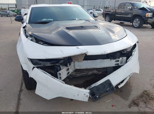 1G1FF1R70M0136013 2021 CHEVROLET CAMARO Белый Вид спереди