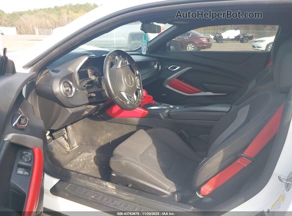 1G1FF1R7XM0122278 2021 CHEVROLET CAMARO Белый Вид салона спереди