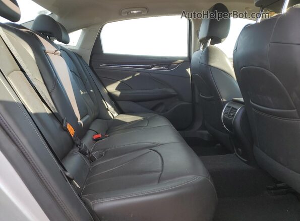 1G4ZP5SZ8JU123322 2018 BUICK LACROSSE Silver Widok tylnych siedzeń