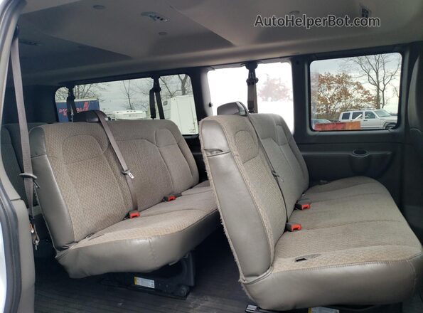 1GAZGNF71R1264722 2024 CHEVROLET EXPRESS White Vista interior trasera