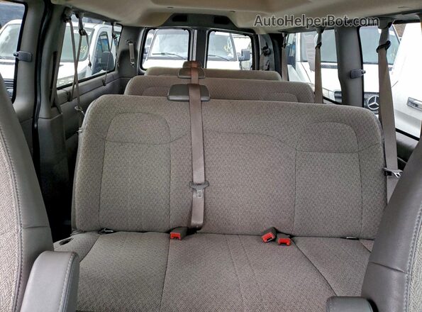 1GAZGPFP7R1263988 2024 CHEVROLET EXPRESS White Vista de los asientos traseros