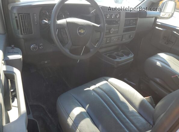 1GCWGAF78S1149950 2025 CHEVROLET EXPRESS White Առջևի վահանակի տեսք