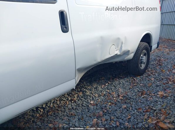 1GCWGAFF7G1125671 2016 CHEVROLET EXPRESS White Widok z przodu
