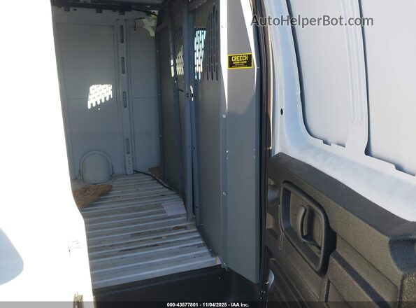 1GTW7AF71R1104004 2024 GMC SAVANA CARGO White VIN sticker view