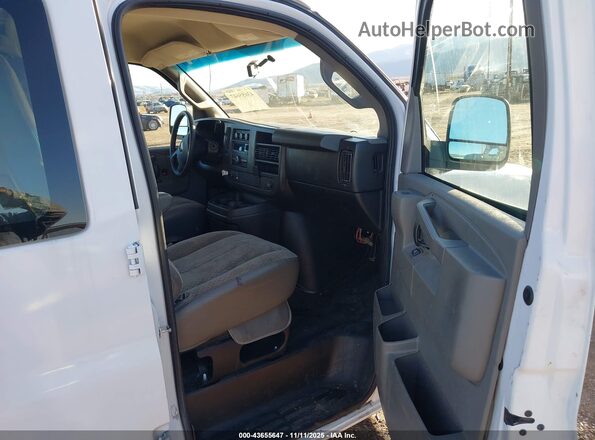 1GTW7AFF4H1906200 2017 GMC SAVANA 2500 Белый Вид салона спереди