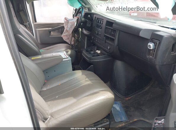 1GTW7AFG3K1155428 2019 GMC SAVANA 2500 White Vista interior delantera