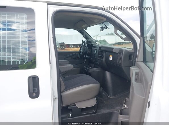 1GTW7AFG4K1314876 2019 GMC SAVANA 2500 White Widok wnętrza z przodu