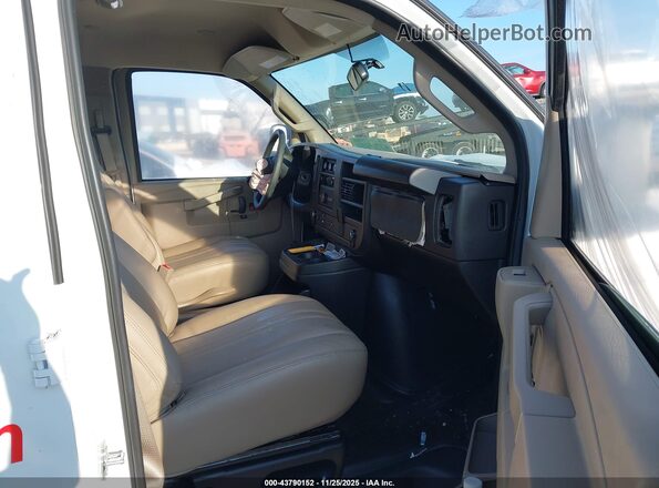 1GTW7AFP3S1258509 2025 GMC SAVANA CARGO White Vista interior delantera
