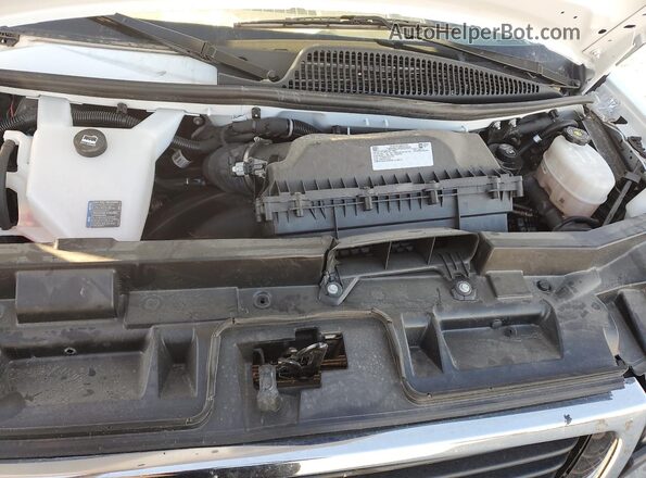 1GTW7AFP5S1173638 2025 GMC SAVANA White Widok komory silnika
