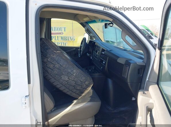 1GTW7AFP8M1300109 2021 GMC SAVANA CARGO White Vista interior delantera