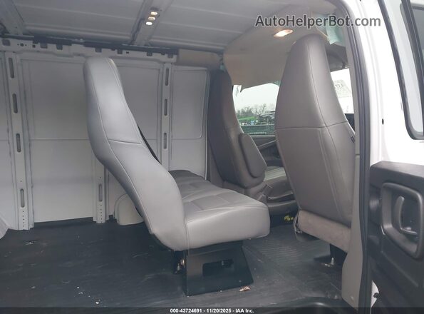 1GTZ7GF7XS1100331 2025 GMC SAVANA CARGO White Vista de la etiqueta del VIN