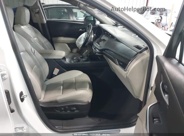 1GYFZDR41MF057009 2021 CADILLAC XT4 White წინა სალონის ხედი