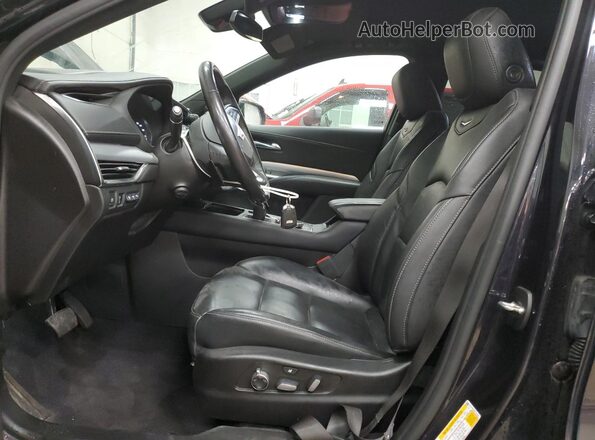 1GYFZDR48PF110244 2023 CADILLAC XT4 Черный Вид салона спереди