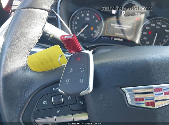1GYKPCRS8PZ124012 2023 CADILLAC OTHER Красный Вид панели приборов