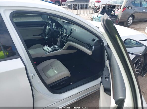 1HGCV3F9XNA029675 2022 HONDA ACCORD White Вид салону спереду