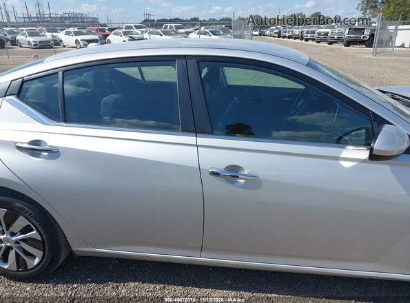 1N4BL4BVXLC267090 2020 NISSAN ALTIMA Silver Widok wnętrza z tyłu