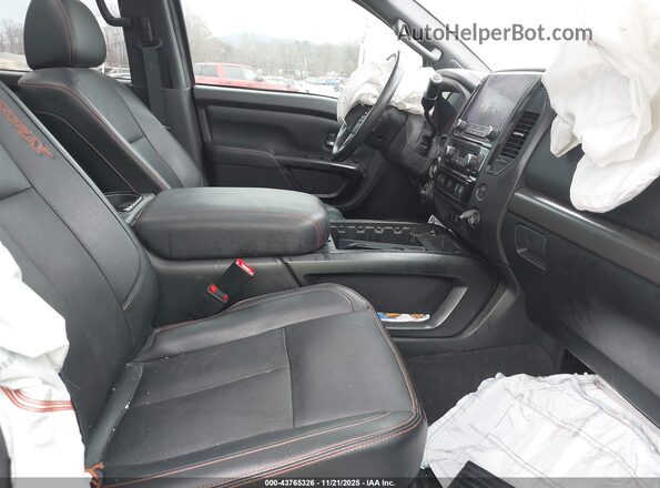 1N6AA1ED5RN100613 2024 NISSAN TITAN Черный Вид салона спереди