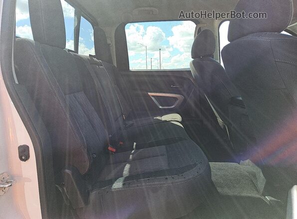 1N6AA1EE8NN106974 2022 NISSAN TITAN White Widok tylnych siedzeń