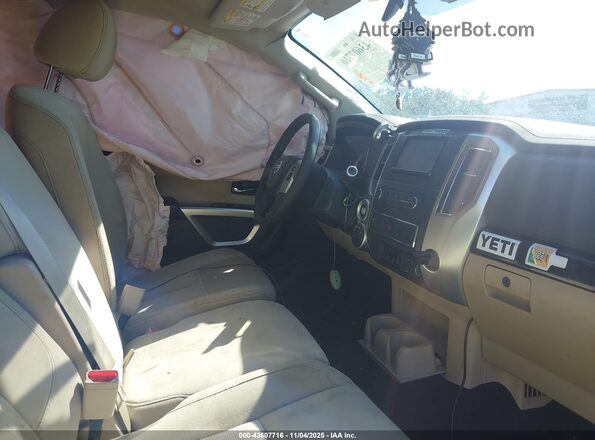 1N6BA1F39HN512381 2017 NISSAN TITAN XD Синий Вид салона спереди