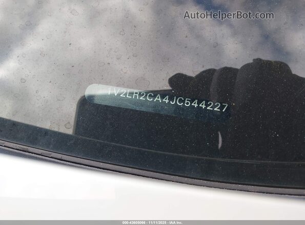 1V2LR2CA4JC544227 2018 VOLKSWAGEN ATLAS White Engine compartment view