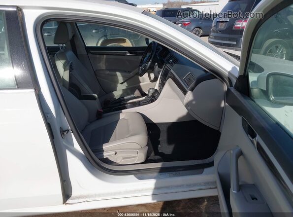1VWBA7A38JC006617 2018 VOLKSWAGEN PASSAT White 