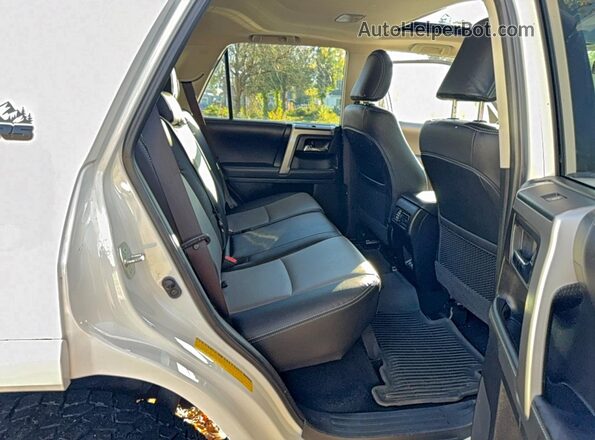 JTENU5JR9N6034636 2022 TOYOTA 4RUNNER White Widok wnętrza z przodu