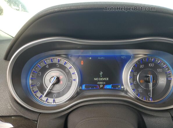 2C3CCAAG3PH605033 2023 CHRYSLER 300 Белый Вид щитка приборов