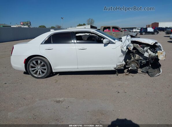 2C3CCAAG8GH313765 2016 CHRYSLER 300 White Widok wnętrza z tyłu