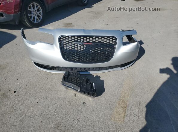 2C3CCABG1PH641138 2023 CHRYSLER 300 Silver Widok komory silnika