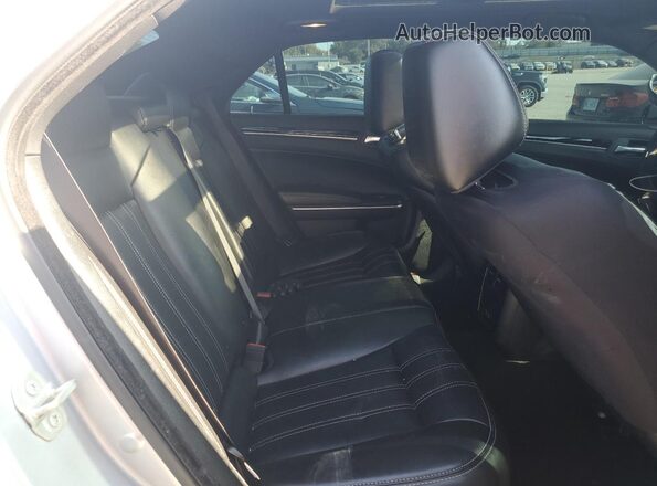 2C3CCABG1PH641138 2023 CHRYSLER 300 Silver Widok tylnych siedzeń
